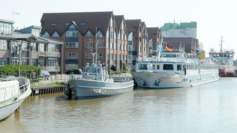Der Anleger der Flusskreuzfahrtschiffe ist bei den Häusern der Reedereien auf der Nesse. Foto: Wolters