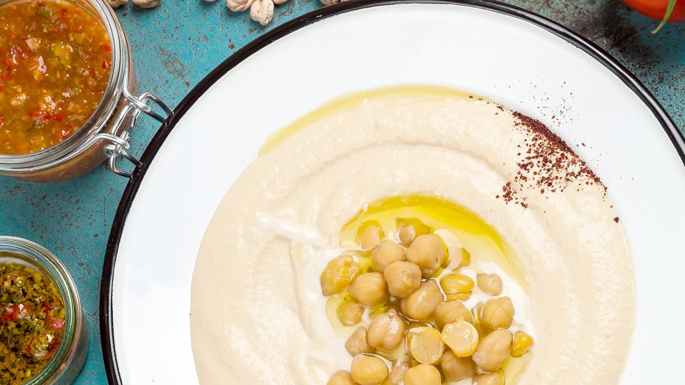 Hummus kommt ursprünglich aus dem Libanon, ist mittlerweile aber auch in den deutschen Supermarktregalen zu finden. Foto: dpa/Kfir Habi/Itay Novik