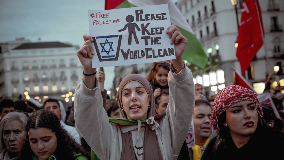 Ein Plakat zeigt, wie eine Israel-Flagge im Mülleimer landet. Bei Pro-Palästina-Demonstrationen kommt es immer wieder auch zu israelfeindlichen und antisemitischen Aussagen. Foto: imago images/ZUMA Wire/Matthias Oesterle