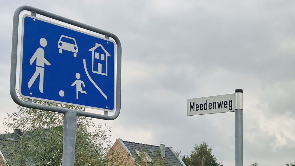 Der Meedenweg ist als Spielstraße ausgewiesen. Autos dürfen dort nur Schritttempo fahren. Viele halten sich nicht dran. Eltern sind besorgt um ihre Kinder. Foto: Gettkowski