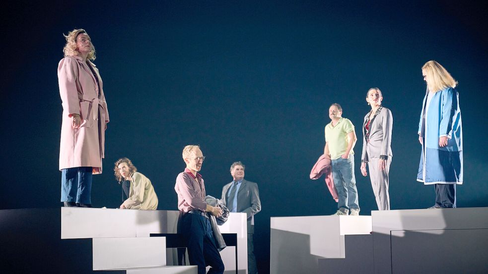 Stufenmodell Familie: Die Menschen stehen im Mittelpunkt bei „Am Ende Licht“ im Theater am Domhof. Foto: Joseph Ruben