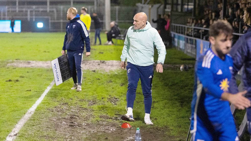 Der Rasen im Ostfriesland-Stadion, allem die Außenseiten, waren am Samstag sehr aufgeweicht. Foto: Doden, Emden