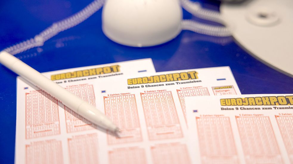 Ein noch unbekannter Glückspilz hat beim Eurojackpot viel Geld gewonnen. Gekauft wurde der Tippschein in Emden. Foto: Banneyer/DPA