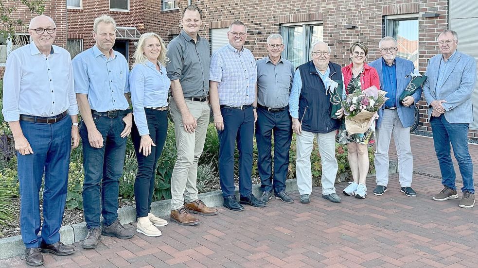 Der Kuratoriums-Vorsitzende Harald Lott (links) und Reilstift-Geschäftsführer Rainer Helmers (5. von links) verabschiedeten Jörg Furch (2. von rechts) und Dr. Joachim Böhmke (4. von rechts) aus dem Gremium. Nachrücker ist Bürgermeister Geert Müller (2. von links). Foto: privat