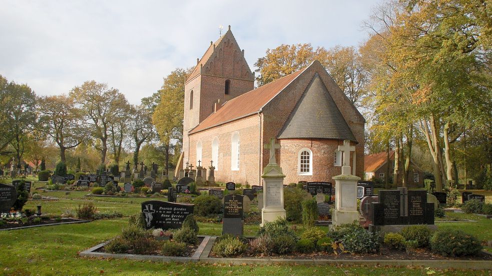 In Backemoor soll sich die Sage um die weiße Gespenstin zugetragen haben. Das Bild zeigt die Kirche und den Friedhof des Ortes. Foto: Archiv