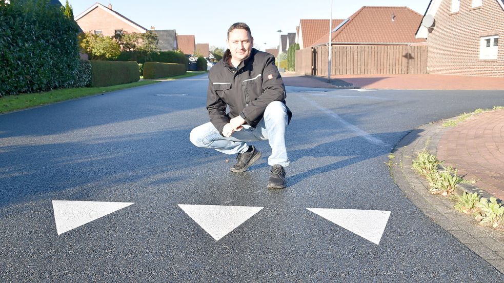 Völlens Ortsratsmitglied Bernd Knipper (CDU) freut sich darüber, dass die sogenannten „Haifischzähne“ in der Störtebekerstraße (Foto) in Völlenerfehn und in der Marderstraße in Völlenerkönigsfehn in den 30er-Zonen, wo die „Rechts-vor-Links-Regelung“ gilt, aufgebracht worden sind. Foto: Ammermann