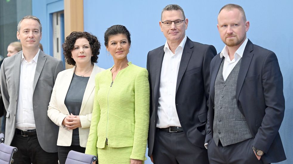 Die Vorstandsmitglieder des Vereins „Bündnis Sahra Wagenknecht - Für Vernunft und Gerechtigkeit“ (von links): Lukas Schön, Amira Mohamed Ali, Sahra Wagenknecht, Ralph Suikat und Christian Leye. Foto: dpa/Soeren Stache