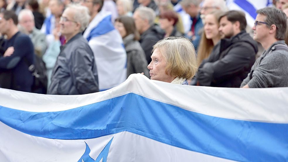 Pro Israelische Kundgebung auf dem Stuttgarter Marktplatz. Etwa 1500 Menschen nahmen teil, unter den Rednern waren Bundesminister Cem Özdemir, Rabbiner Jahuda Puschkin und Antisemitismusbeauftragter Michael Blume. Foto: imago/Daniel Kubirski