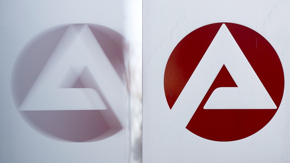 Das Logo der Bundesagentur für Arbeit spiegelt sich in einer Scheibe. Foto: Kahnert/DPA