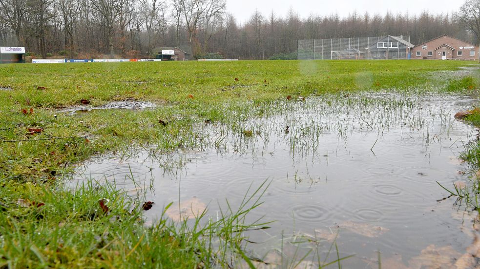 Pfützen auf Fußballplätzen: Derzeit ist das fast schon die Regel. Viele Spiele und auch Trainingseinheiten fallen deshalb wortwörtlich ins Wasser. Foto: Archiv