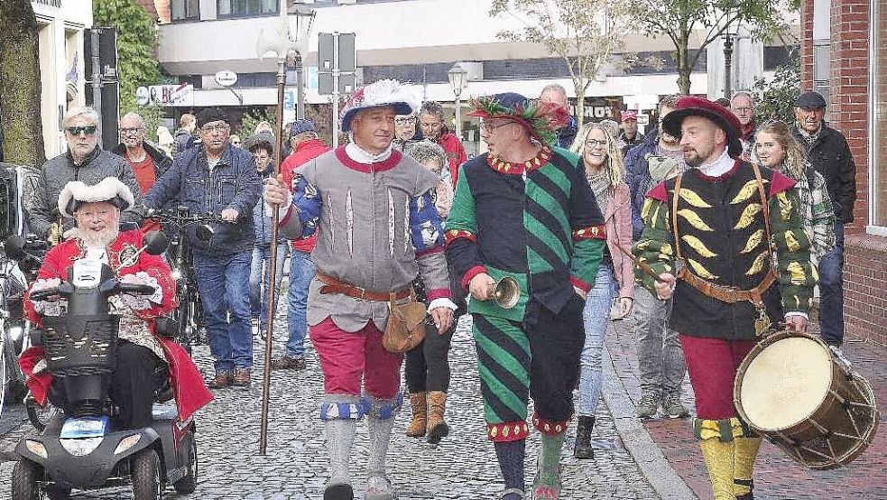 Flotten Schrittes bewegten sich voriges Jahr bei ihrer Herolds-Premiere die drei Bauhofmitarbeiter der Stadt Leer (von links) Reemt Reemtsma, Hinrich Behrens und Michael Alsdorf durch die Leeraner Altstadt zur Gallimarktseröffnung auf der Rathaustreppe, flankiert vom Town-Cryer der britischen Partnerstadt Trowbridge, Trevor Heeks (ganz links). Archivfoto: Wolters