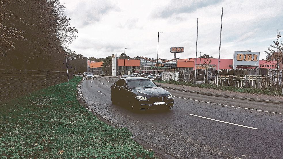 Für einen Radweg entlang der Stadtpark-Seite zwischen dem Jameson’s Pub und dem Zugang zum Park plädiert der Allgemeine Deutsche Fahrradclub Papenburg. Die Stadtverwaltung rät davon ab. Foto: Schade