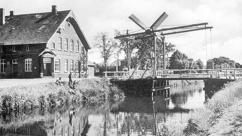 Ein Foto aus alten Zeiten zeigt die Mühle im Hintergrund – vorne sind die umgebaute Gaststätte, der Westcanal sowie die Brücke zu sehen. Fotos: Archiv