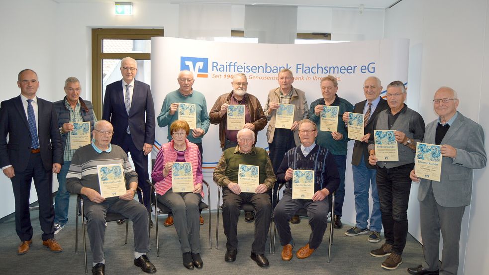 In einer kleinen Feierstunde zeichnete die Raiffeisenbank Flachsmeer 28 Männer und Frauen als langjährige Genossenschaftsmitglieder aus. Zwölf von ihnen waren bei der Urkunden- und Preisverleihung persönlich anwesend. Das Foto zeigt die Geehrten mit Vorstand Matthias Beekmann (obere Reihe/erster von links) sowie dem Vorstandsvorsitzenden Christoph Hoek (obere Reihe dritter von links). Foto: Weers