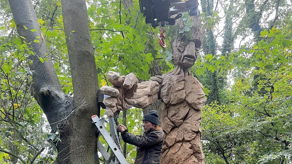 Sechs Meter groß ist der Riesen-Groot, der nun bei Wardenburg steht. Foto: Privat
