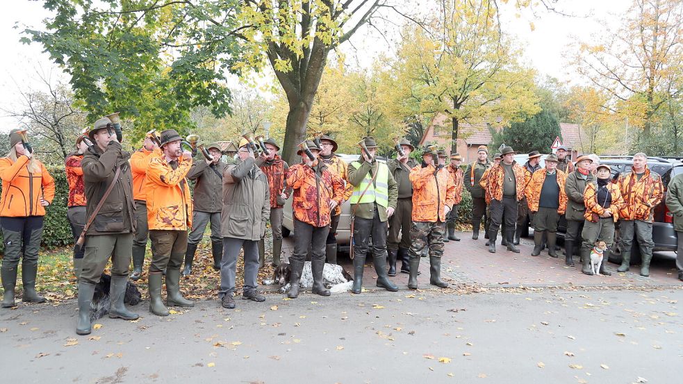 Die Jagdhorngruppe des Hegerings Barßel blies das Signal „Aufbruch zur Jagd“. Foto: Passmann