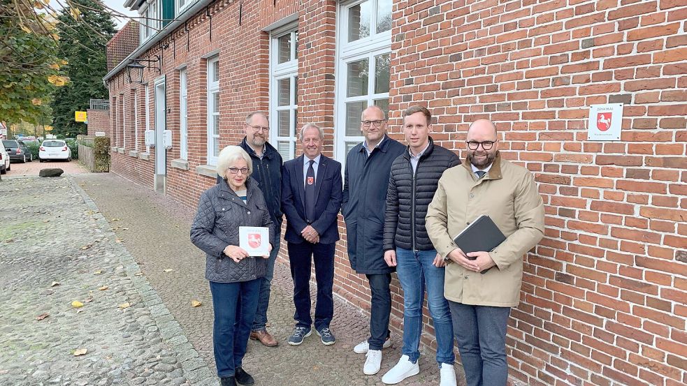 Zwei Denkmalplaketten überreichte Landrat Johann Wimberg (rechts) an Jonas Thoben (2. von rechts) und dessen Großmutter Marlene Thoben (links) in Ramsloh. Mit dabei waren Saterlands Bürgermeister Thomas Otto (Mitte, von links), Stephan Dannebaum vom Heimatverein Seelter Buund und Architekt Michael Kramer. Foto: Kruse