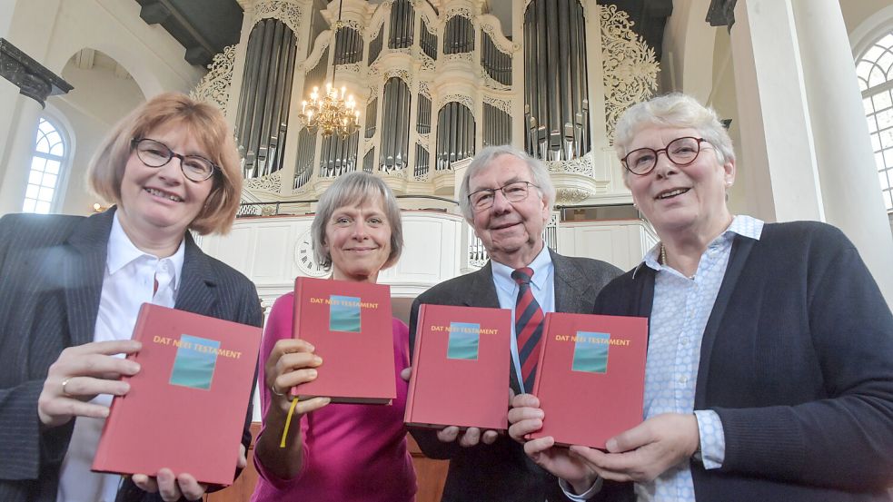 Stolz auf die neue Übersetzung sind Susanne Bei der Wieden (von links, Präsidentin der evangelisch-reformierten Kirche, Lektorin Cornelia Nath, Übersetzer Jann Schmidt und Organisatorin Hilke Klüver. Foto: Ortgies
