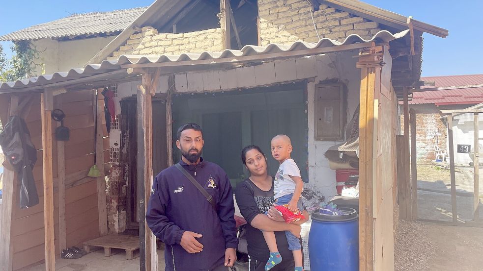 Avni Kamberovski mit seiner Tochter und seinem Enkel vor seinem Zuhause. Foto: Marie Busse