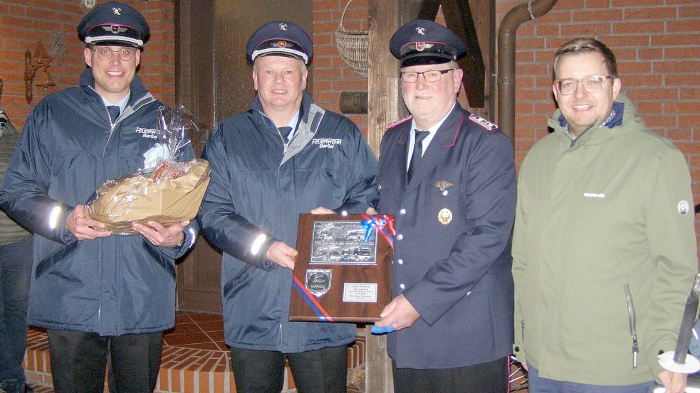 Verabschiedung (von links): Stellvertretender Gemeindebrandmeister Dennis Lüthje, Gemeindebrandmeister Uwe Schröder, Hauptlöschmeister Georg Hoffbuhr und Bürgermeister Nils Anhuth. Foto: Passmann