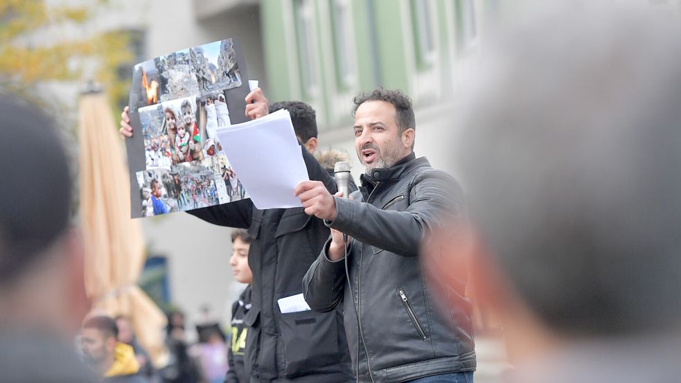 Zwei Redner kritisierten die Angriffe Israels auf den Gaza-Streifen, machten aber deutlich, dass die Gewalt gegen Menschen jeder Religion falsch sei. Foto: Ortgies