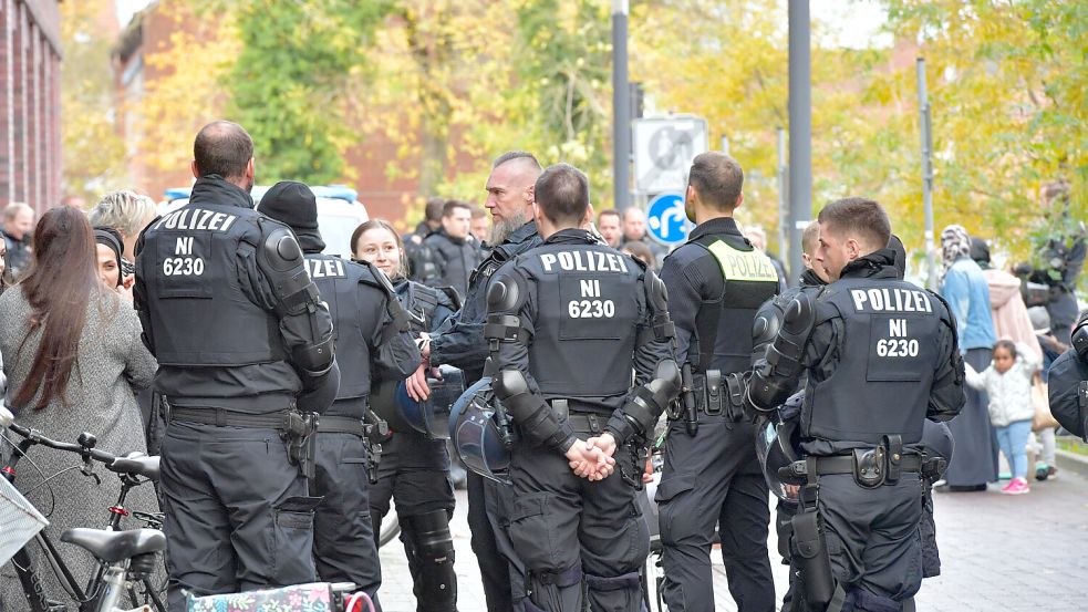 Am Rande gab es Diskussionen wegen zwei gezeigter Plakate. Foto: Ortgies