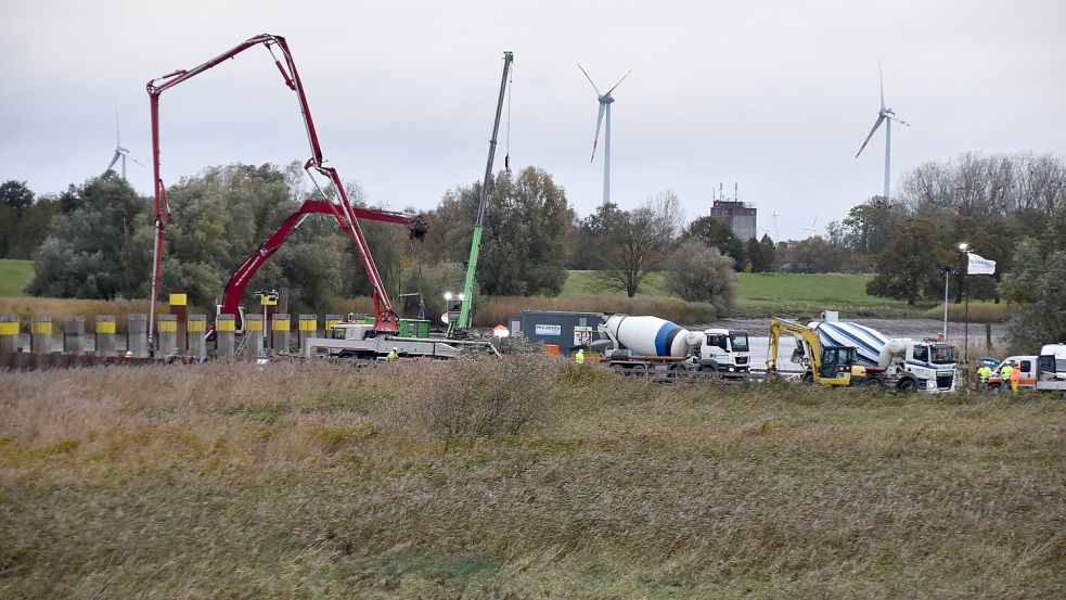 Betonmischer haben an diesem Freitag rund 1100 Kubikmeter Beton zur Großbaustelle der Friesenbrücke gebracht. Gegossen wurde die Unterwasserbetonsohle für das Hub-Dreh-Brückenelement. Foto: Ammermann