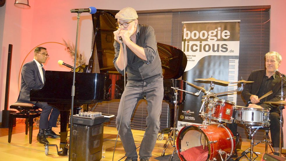 Die deutsch-niederländische Formation „Boogielicious“ machte Station in Rhauderfehn. Foto: Weers