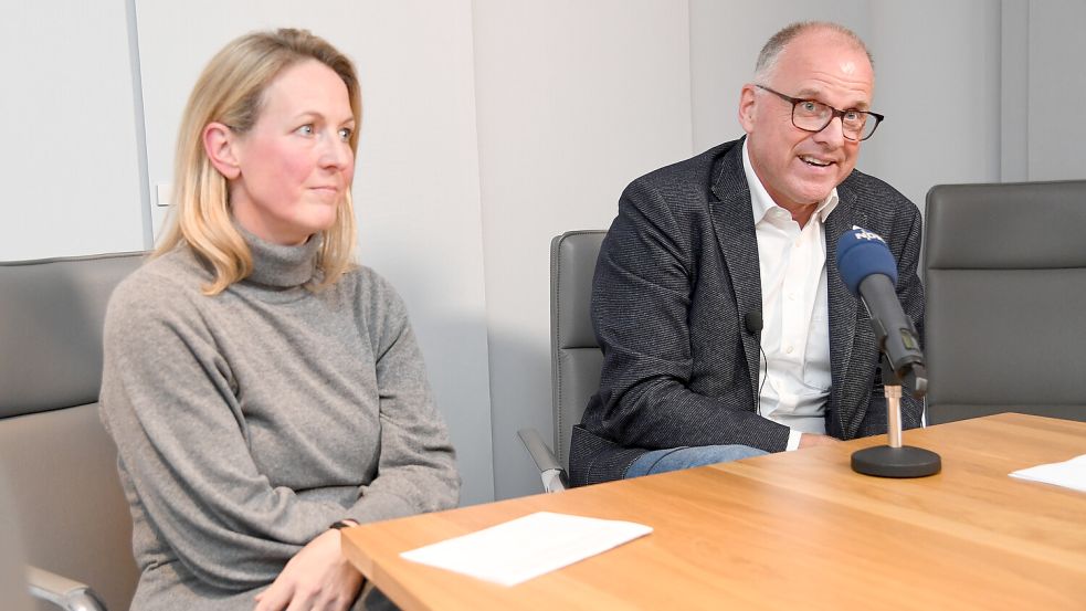 „Es fallen auch Schädeldecken mal runter“, sagte Dr. Alexander Poppinga, Medizin-Vorstand des Evangelischen Krankenhauses Oldenburg. „Das ist leider so.“ Zu solchen Fehlern komme es in Neurochirurgien weltweit. Links: Management-Vorstand Kristina Minder. Foto: Ellinger