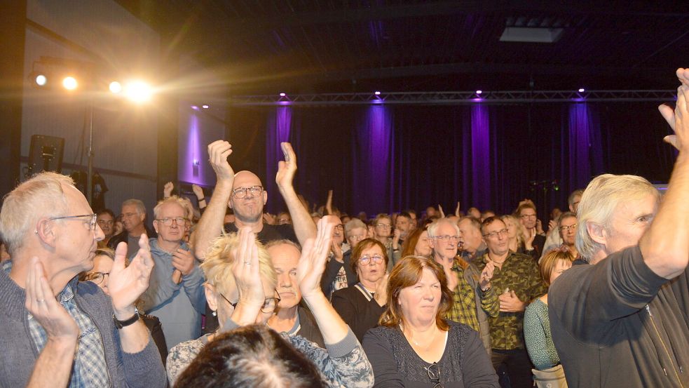 Die Zuschauer in der Moorevent-Halle zeigten sich vom Auftritt von Ray Wilson und seiner Band begeistert.