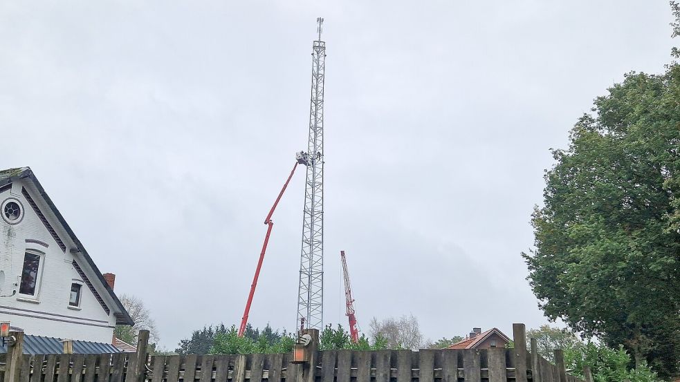 Auf dem Gelände des Westoverledinger Hundebreitensport-Clubs bei der Bundesstraße 70 bei Steenfelde ist dieser rund 70 Meter hohe Funkturm aufgestellt worden. Foto: David Ammermann