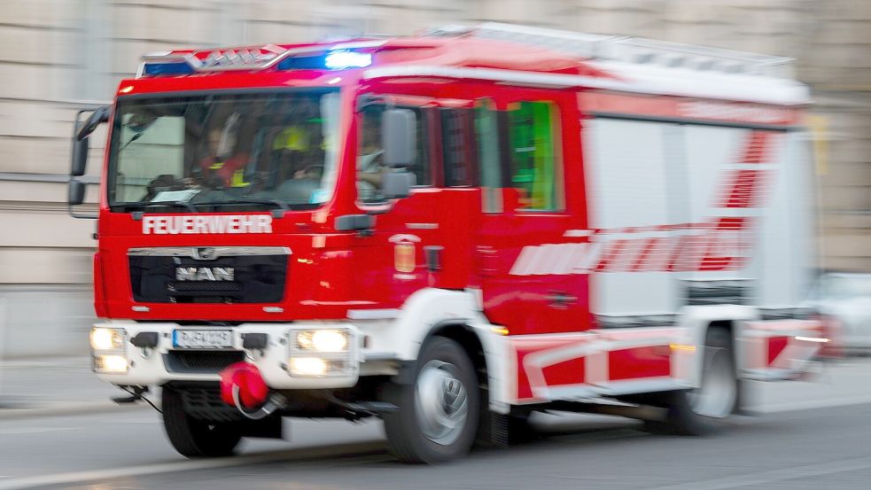 Zwei Feuerwehrleute wollten in Weyhe-Dreye am Freitagabend helfen und wurden selbst zu Unfallopfern. Foto: Monika Skolimowska