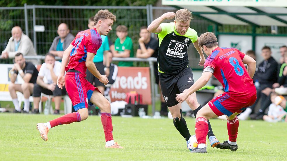 Lasse Härtel (Mitte) erzielte Firrels Führung in Mühlen. Foto: Doden, Emden, Archiv