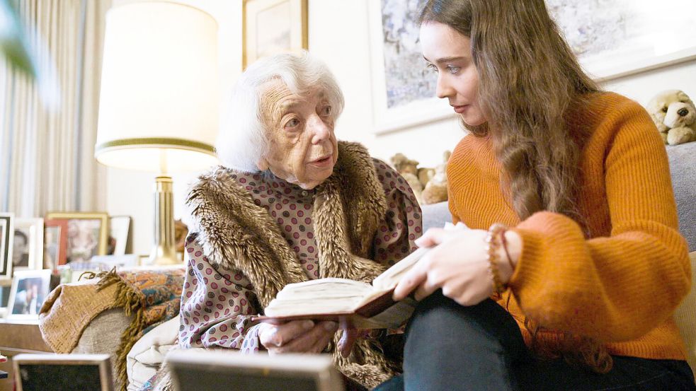 Margot Friedländer und Hauptdarstellerin Julia Anna Grob bei den Dreharbeiten. Foto: ZDF/Dirk Heuer