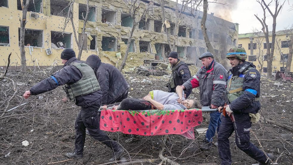 Die Fotoreporter Evgeniy Maloletka und Mstyslav Tschernow haben das Sterben im belagerten Mariupol dokumentiert. Maloletka World Press Photo 2022 zeigt Irina Kalinina, die wenig später an ihren Verletzungen starb. Ihr Kind kam tot zur Welt. Foto: Evgeniy MaloletkaAP/World Press Photo Foundation