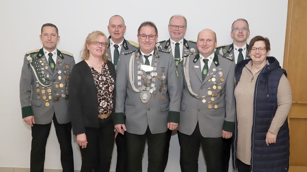 Bundeskönig, Ritter und Partner mit dem Vorstand (von links): Andrea Tholen, Petra Stoff, Martin Schumacher, Bundeskönig Ralf Stoff, Stefan Emke Werner Block, Michale Stadtsholte und Petra Ubbens. Foto: Passmann
