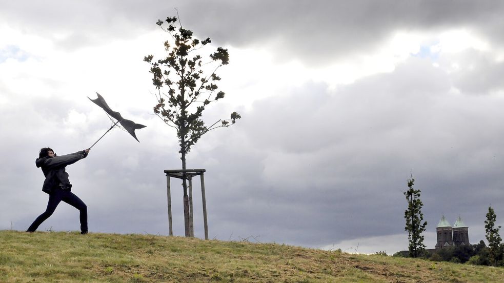 Zum Wochenstart erwartet die Menschen in Niedersachsen stürmisches Herbstwetter. Foto: imago images/Funke Foto Services