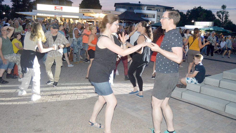 Sonic & Smoke rockte im Mai die Kulturbühne auf dem Rhauderfehner Marktplatz – das Publikum rockte mit. Im nächsten Jahr wird ebenfalls wieder einiges geboten. Foto: Archiv