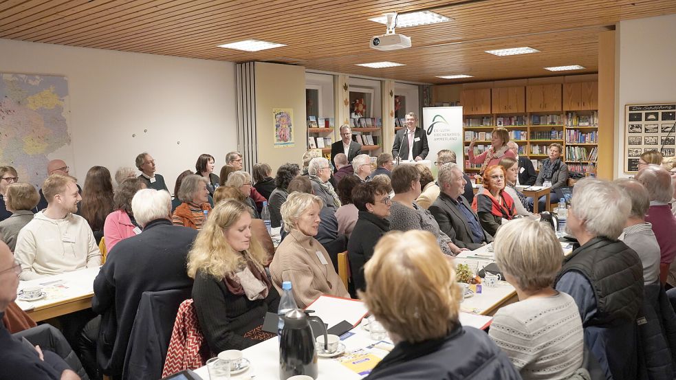 Das Kirchenparlament traf sich in Idafehn. Kreispfarrer Lars Dede (am Mikrofon) sprach zu den Delegierten. Foto: Kirchenkreis Ammerland