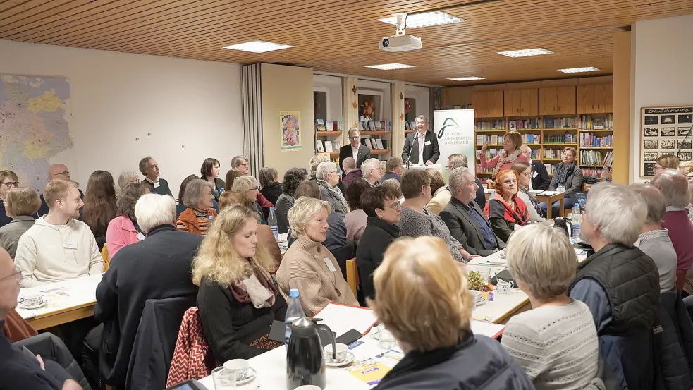 Das Kirchenparlament traf sich in Idafehn. Kreispfarrer Lars Dede (am Mikrofon) sprach zu den Delegierten. Foto: Kirchenkreis Ammerland