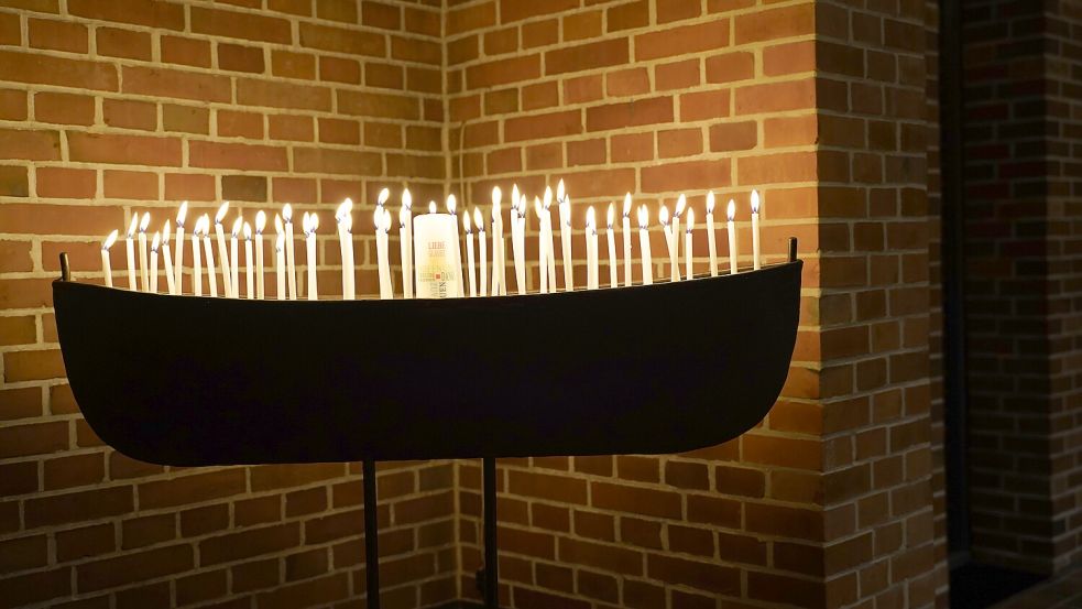 Das Fürbitten-Schiff mit Kerzen erstrahlte erstmals. Foto: Kirchenkreis Ammerland
