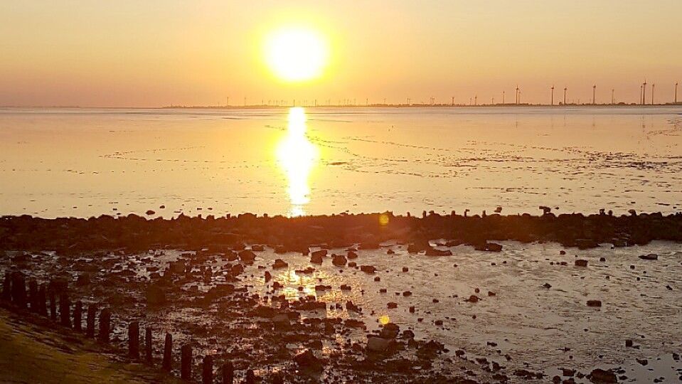 Solche Sonnenuntergänge bei der Bohrinsel überzeugen. Foto: Archiv