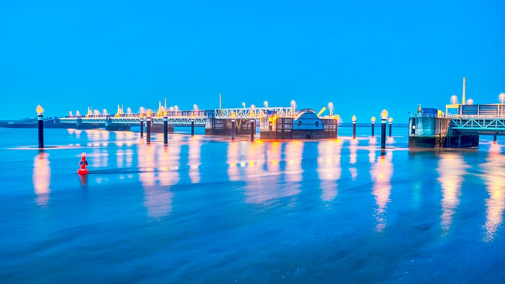 Lichter, Wasser und Technik: Das Emssperrwerk ist ein Blickfang. Foto: NLWKN