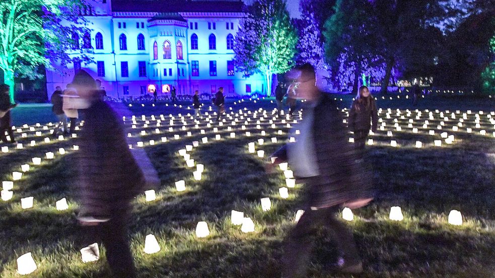 Zum Beispiel bei der Veranstaltung Lücht un Spööl kann sich die Evenburg sehen lassen. Foto: Ortgies/Archiv
