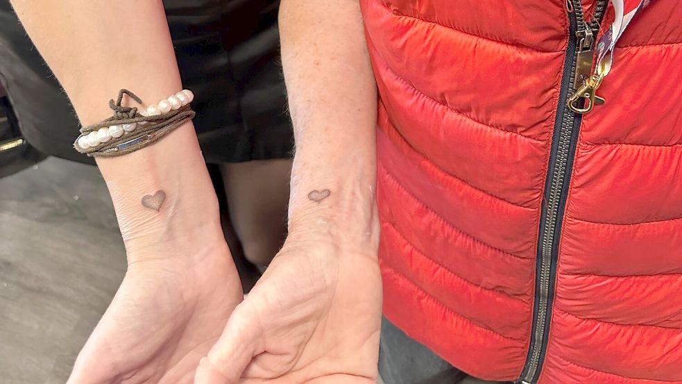 Spontanes Partnertattoo: Zwei Kundinnen haben sich für ein Herz entschieden. Bild: Thalea Schlosser