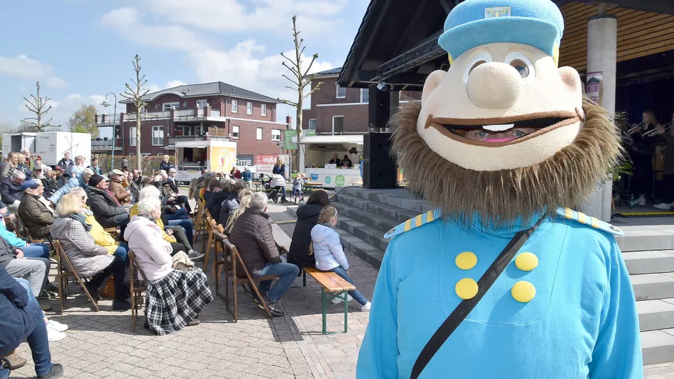 Mit vielen Besuchern, Maskottchen Fokko vom Fehn und viel Programm wurde an drei Tagen im Mai die Bühne auf dem Marktplatz Rhauderfehn eingeweiht. Jetzt können Vereine und Veranstalter sie mieten. Foto: Archiv