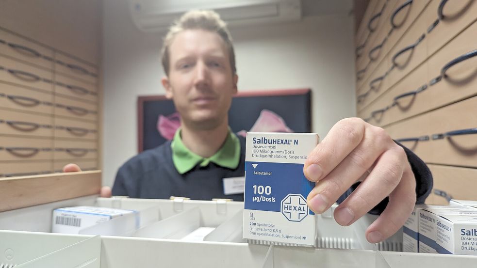 Das Asthma-Medikament Salbutamol ist aktuell schwer zu bekommen – der Eutiner Apotheker Lars Hoffmann von der Voss-Apotheke hat derzeit nur die kleinen Packungen im Lager. Foto: Jan Melchior Bonacker