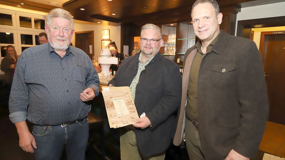 Mit dem „Goldenen Rebhuhn“ wurde Walter Lange (links) durch Hegeringleiter Rainer Dullweber und Stellvertreter Steffen Haak (von rechts.) ausgezeichnet. Foto: Passmann