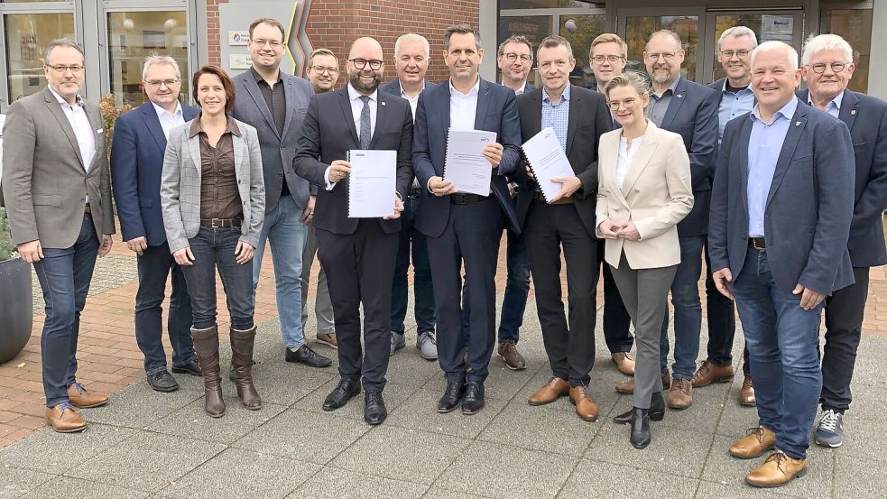 Unterstützung: Cloppenburgs Landrat Johann Wimberg (mit Gutachten, links) und Emslands Kreisrat Michael Steffens (vorne rechts) überreichten ihre Prüfungsergebnisse an Minister Olaf Lies (Mitte). Foto: Kühn