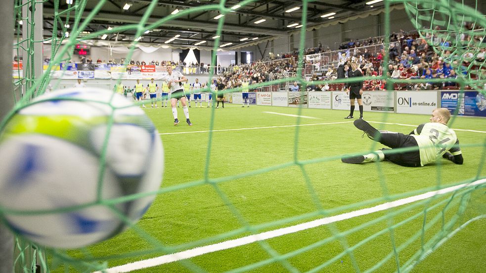 Die Sparkassen-Arena verwandelt sich nach Weihnachten wieder in eine Fußball-Arena mit ausgelegtem Kunstrasen. Archivfoto: Doden/Emden